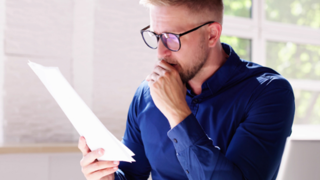 homme reçoit par courrier une assignation en divorce