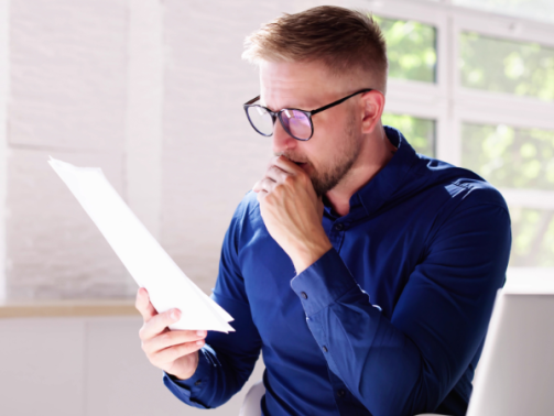 homme reçoit par courrier une assignation en divorce